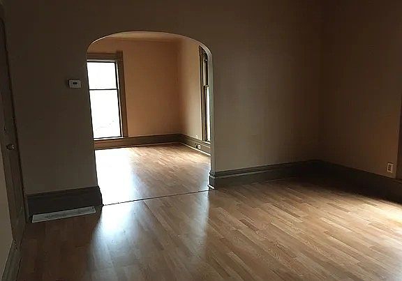 5th image of 827 Sigsbee St SE #2