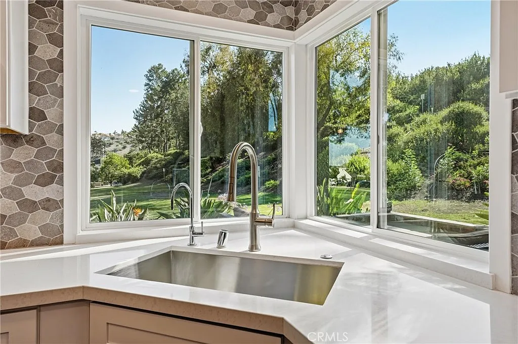 6 bed, 2.5 bath, 2400 sqft, $6,700 — Photo 3