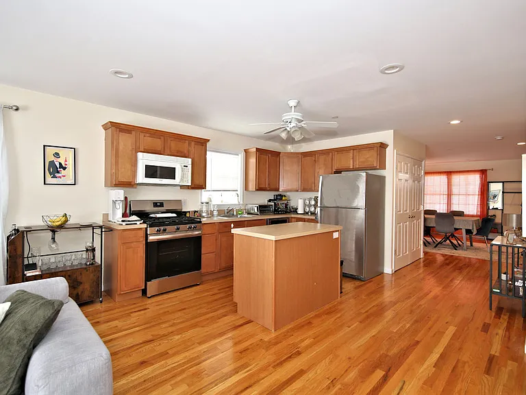 Rockwell St — Photo 3