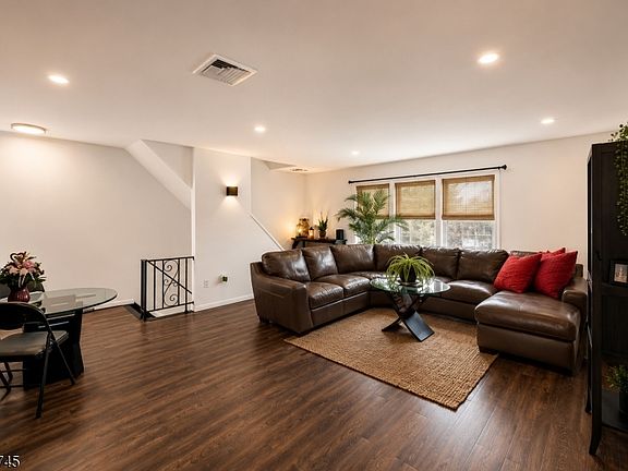 2nd image of 450-452 Edmund Ave #8