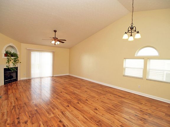 Great Room w/gas log FP