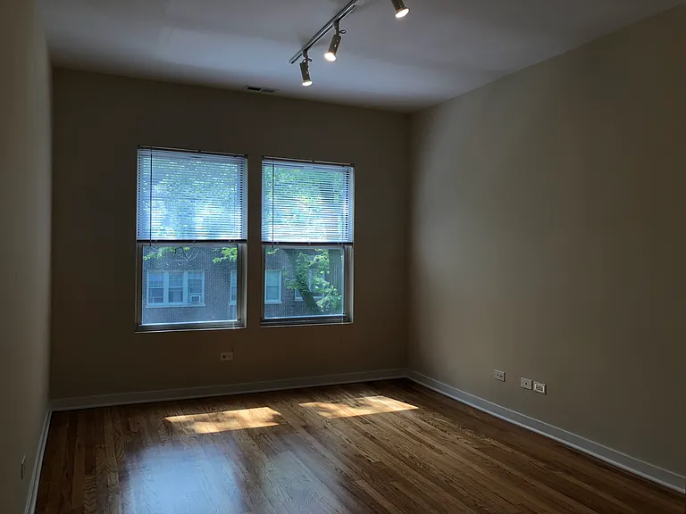 6973 N Greenview Ave — Photo 5
