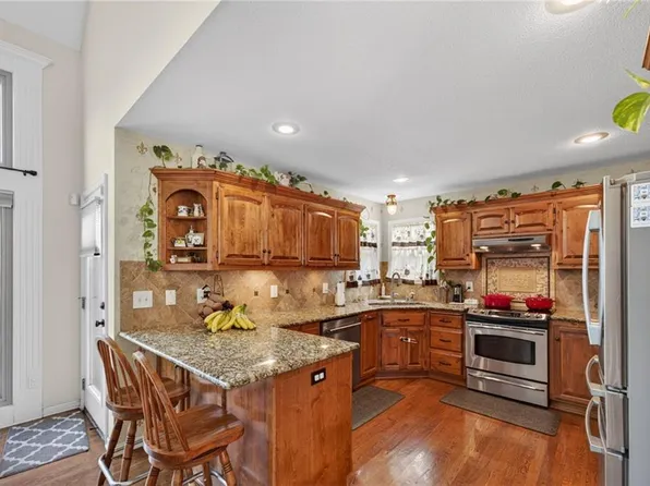 6719 NW Monticello Ter, Parkville, MO 64152