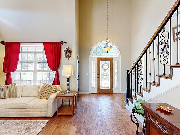 3rd image of 225 Wicklow Dr
