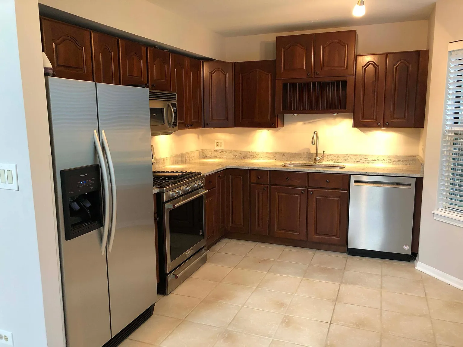 2 bed, 1.5 bath, 1384 sqft, $2,750 — Photo 3