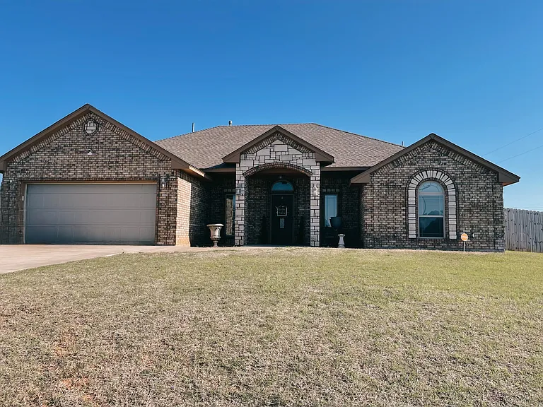 10527 NE Jeremiah Way — Photo 1