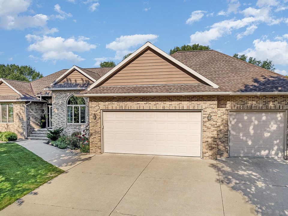 1st image of 1700 Country Club Dr NE
