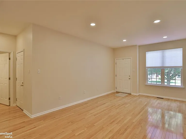 8149 Cross Creek Cir — Photo 5