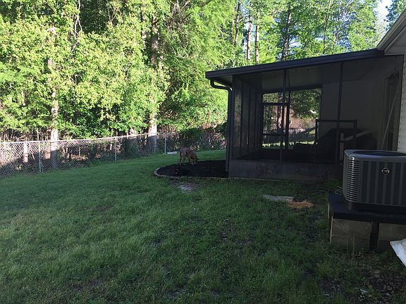 Screened porch-fenced yard