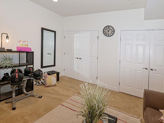 4th image of 572 Empress Ave