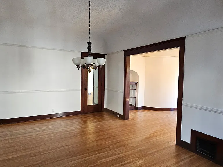 218 1/2 N Kenmore Ave — Photo 15