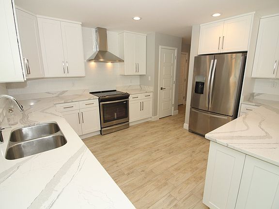 5th image of 240 Nob Hill Cir