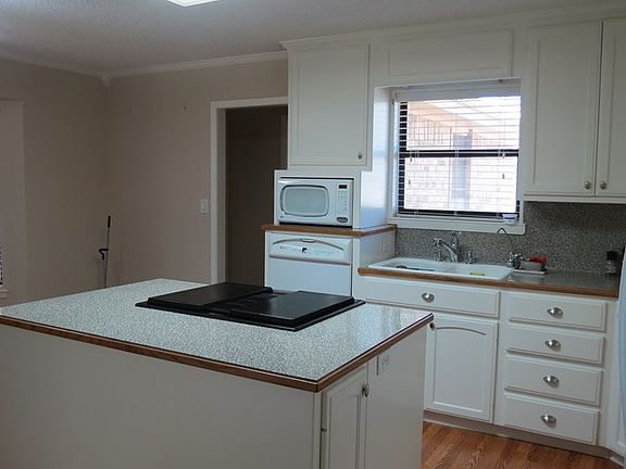 3rd image of 3721 Briargrove Ln