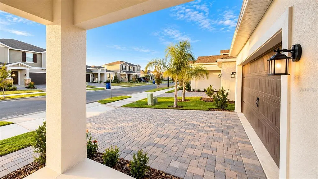 4 bed, 2.0 bath, 1936 sqft, $2,590 — Photo 4