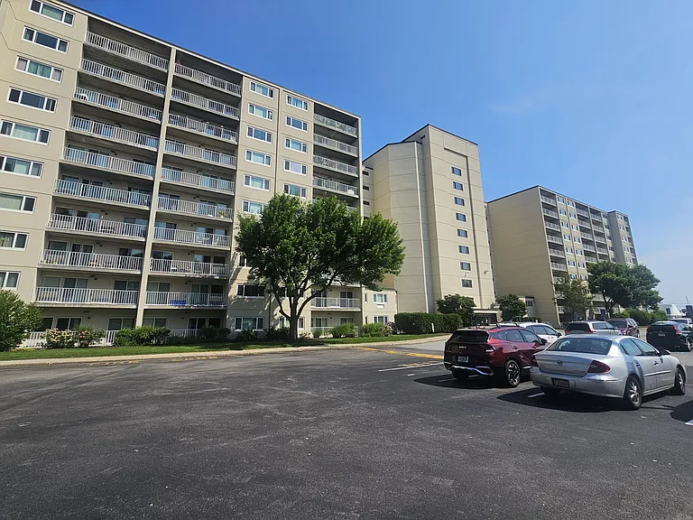200 Cove Way #120 — Photo 2