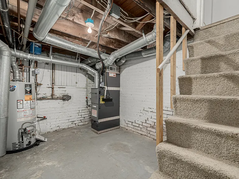 2482 W Argyle Pl — Photo 16