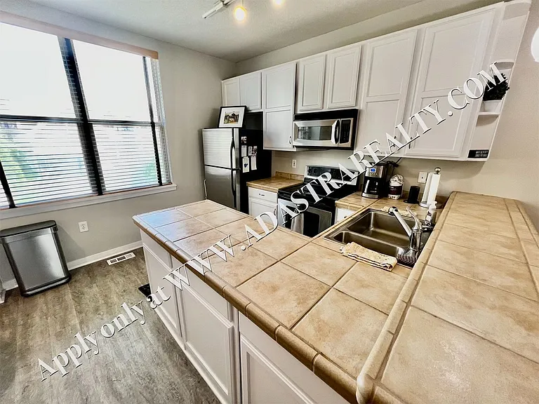 4545 Madison Ave — Photo 9