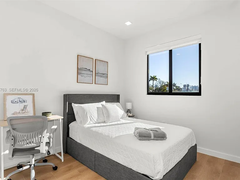 1376 SW 4th St #7 — Photo 9