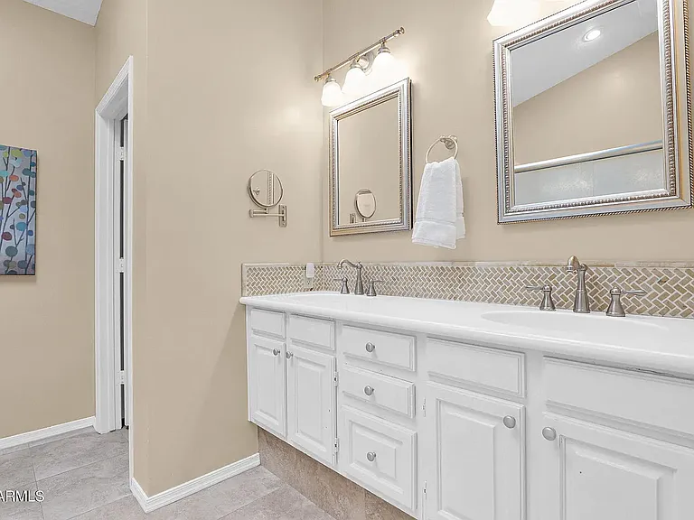 8979 E Gail Rd — Photo 21