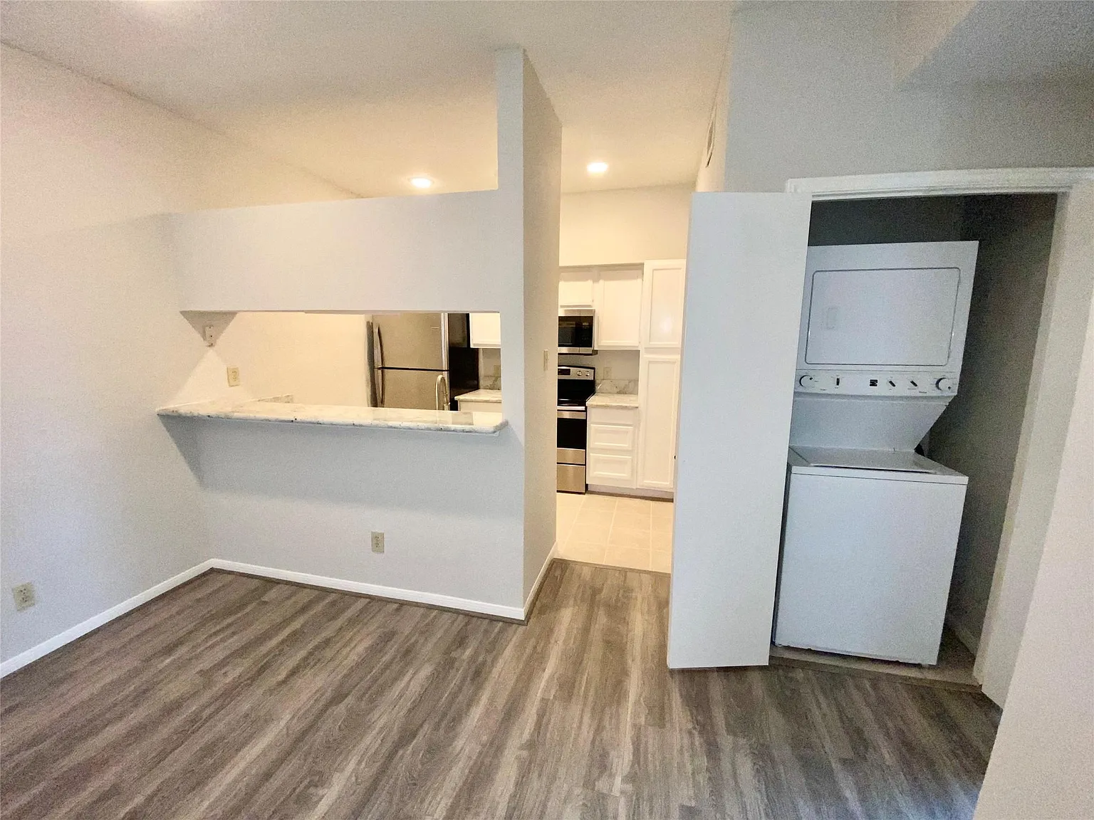 2 bed, 1.0 bath, 804 sqft, $1,300 — Photo 2