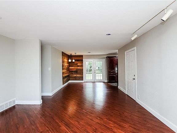 3rd image of 549 NW Newton Dr
