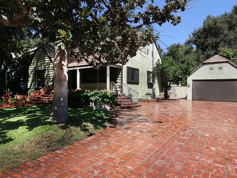 1609 Capistrano Ave — Photo 9