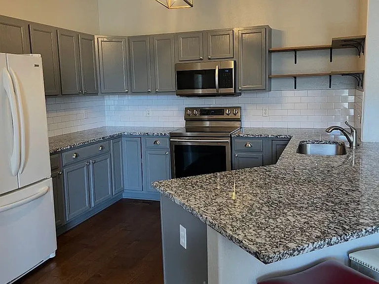 677 Canyon Dr — Photo 4