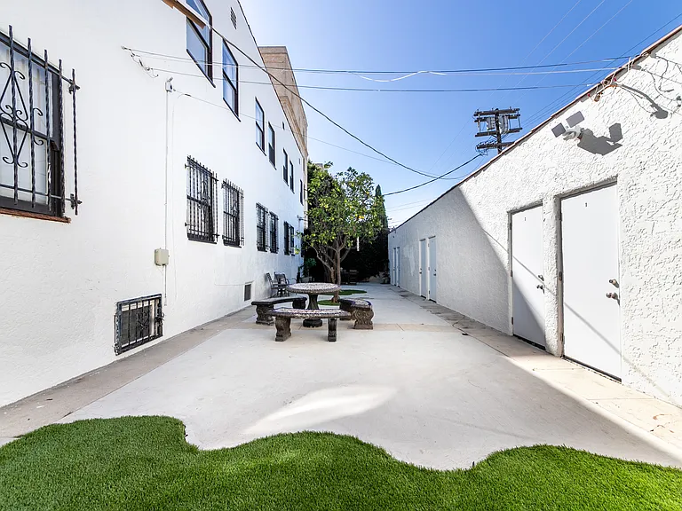 115 N Sycamore Ave — Photo 30