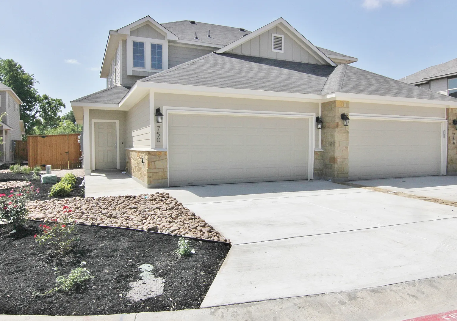 Walk to Faust St Bridge / Fridge, Washer & Dryer Included / Primary on 1st Floor / CISD — Photo 1
