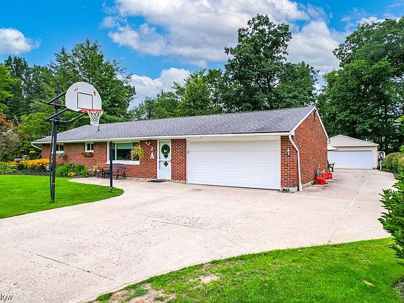 3rd image of 1379 Laurel Dr