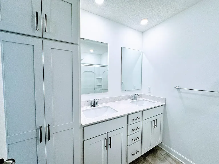 Upper Level - Owner's suite Bathroom