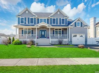 10 Barry Rd, Amityville, NY 11701