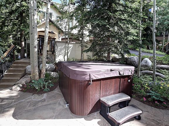 4th image of 19 Larkspur Ln