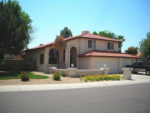 Large, well-kept home on 1/4  acre treed lot