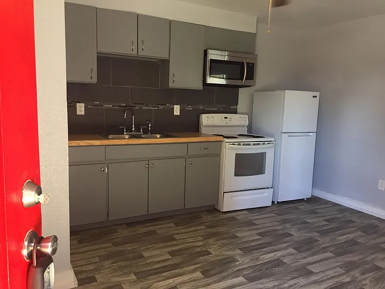 800 W Washington St #9 — Photo 1
