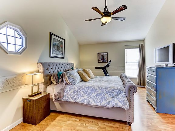4th image of 8863 Green Valley Ct