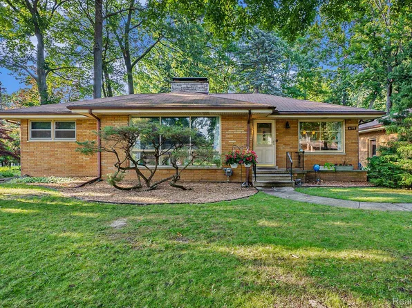 4198 Edmore Rd, Waterford, MI 48329