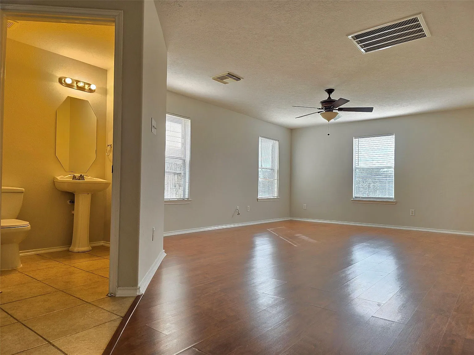 3 bed, 2.5 bath, 1703 sqft, $1,780 — Photo 2