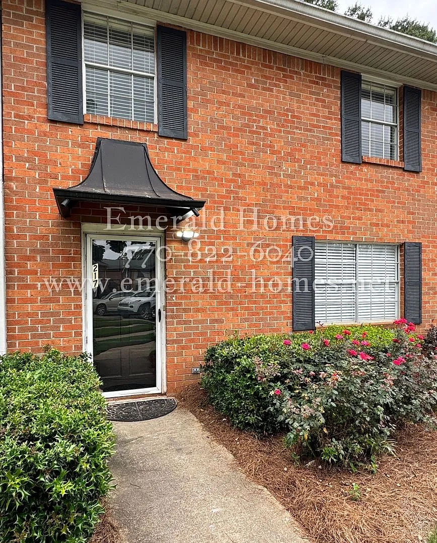 3 bedroom Townhome Gem in the Heart of Lawrenceville, GA — Photo 1