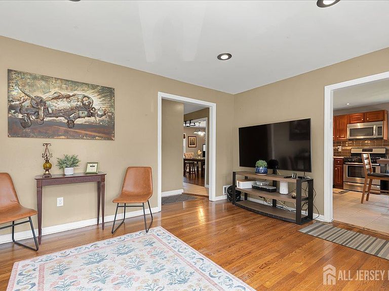 Listing photo 5