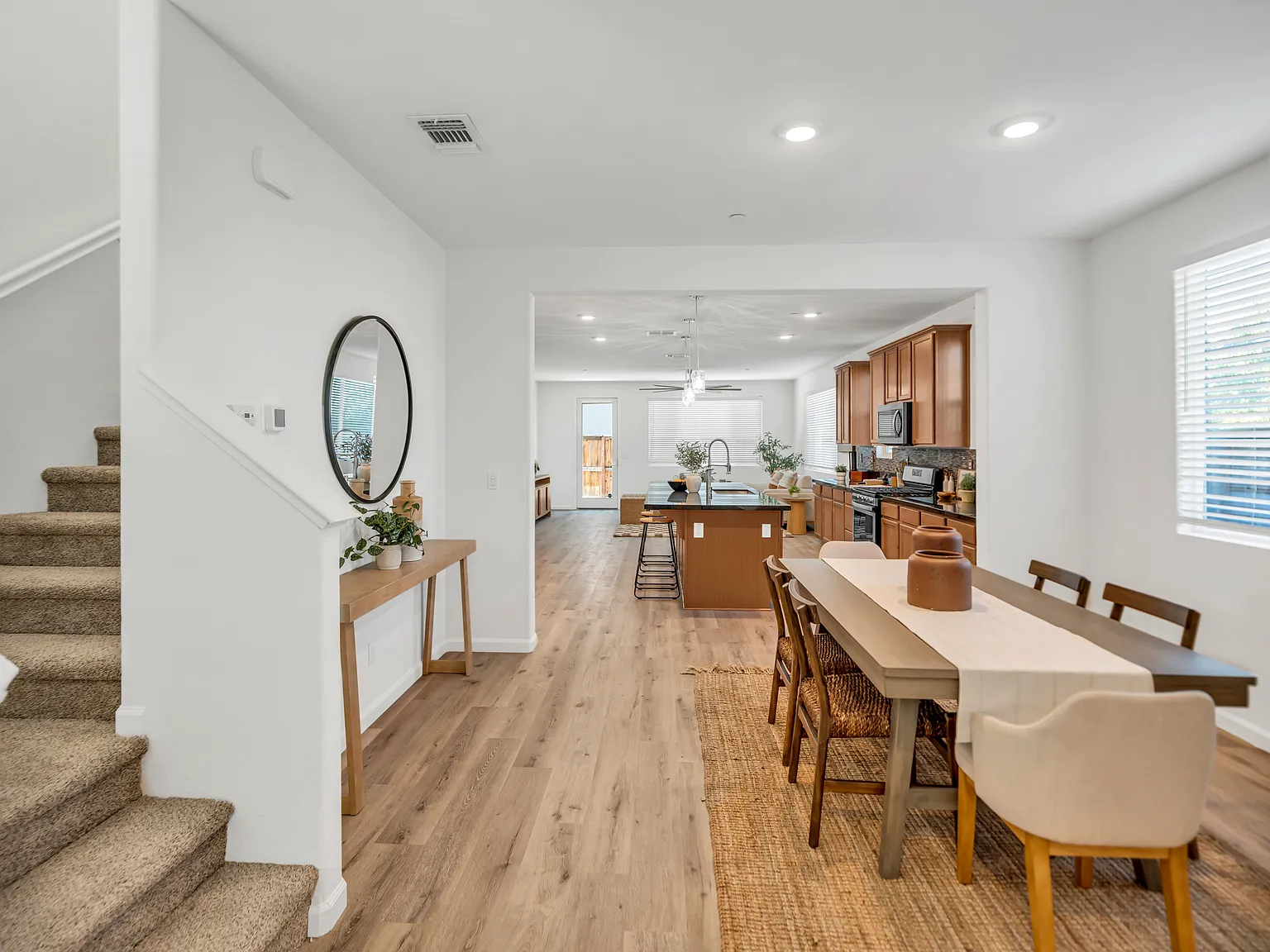 4 bed, 2.5 bath, 2113 sqft, $3,000 — Photo 2