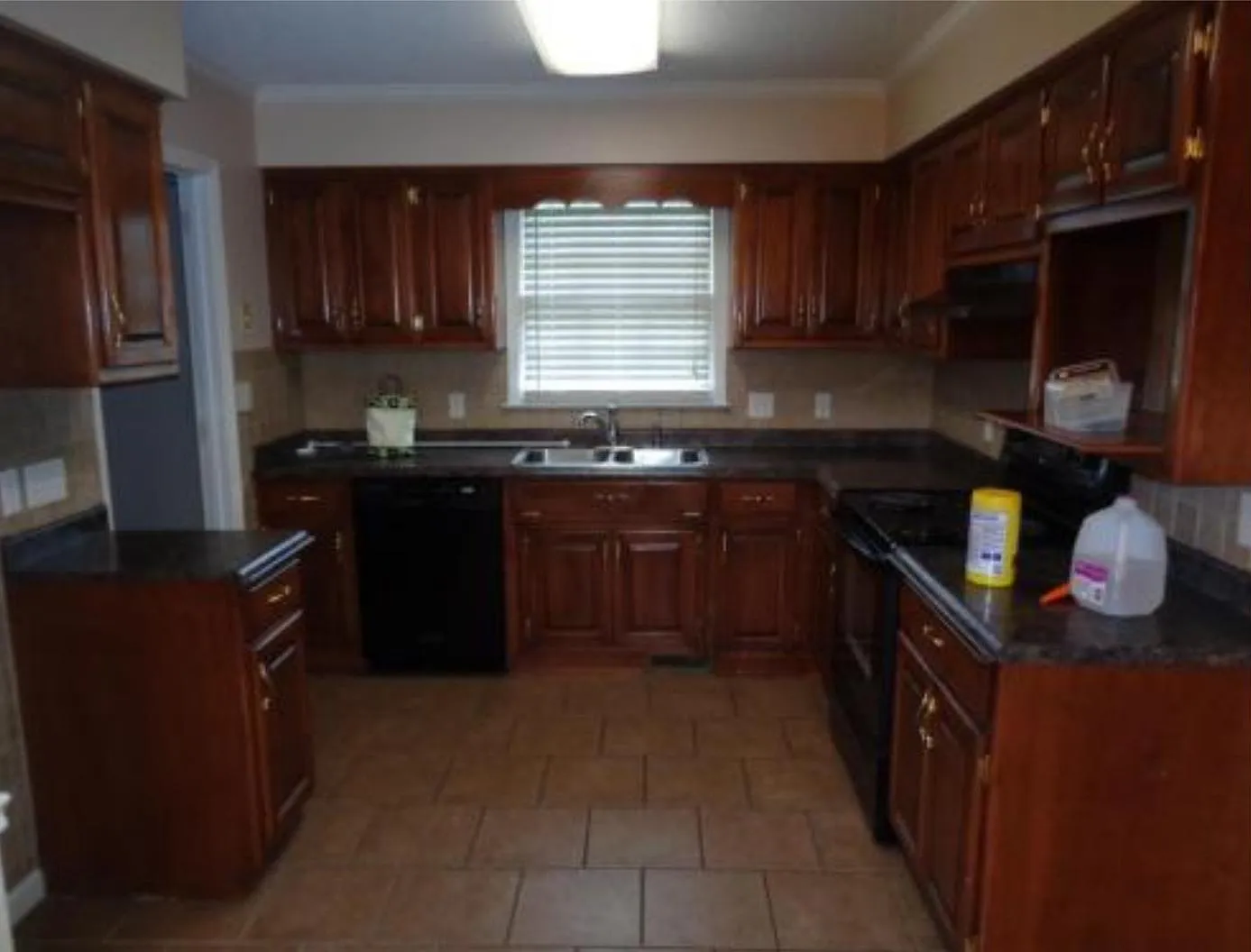 3 bed, 1305 sqft, $1,900 — Photo 4