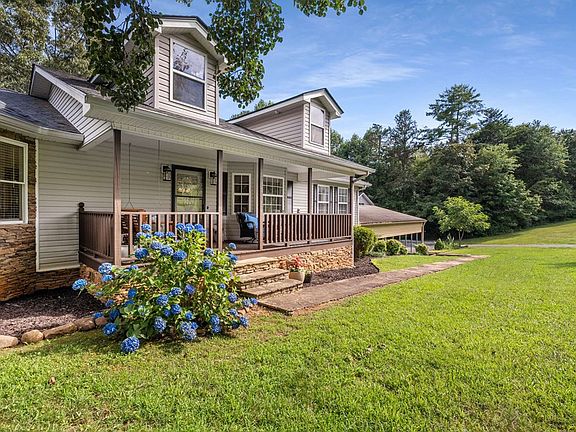 3rd image of 214 Piney Woods Dr