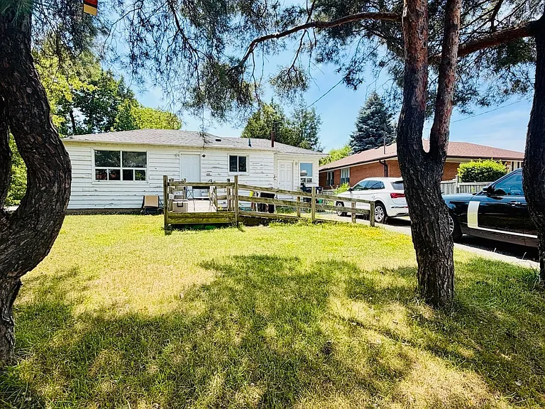 7118 Goreway Dr — Photo 2