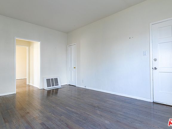 3rd image of 963 N Doheny Dr APT 3/4
