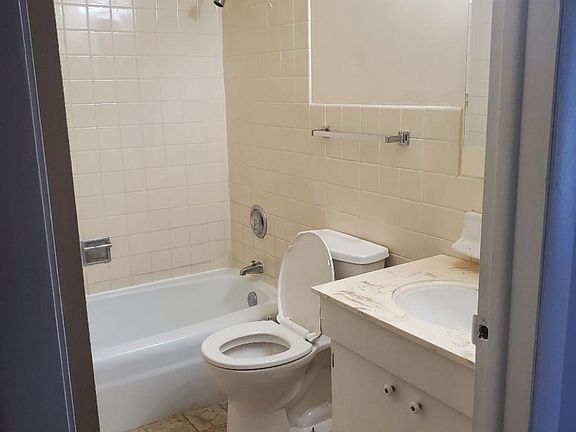 3rd image of 4306 Lindenwood Dr #3NW