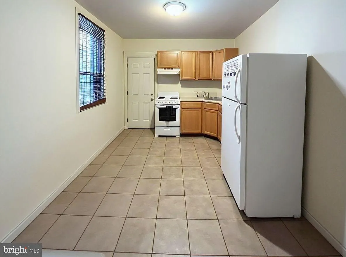 5 bed, 1374 sqft, $2,100 — Photo 2