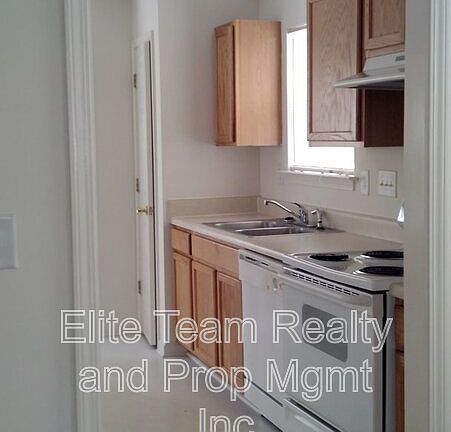 3rd image of 111 Fairmont Cir