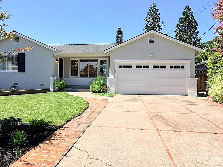 205 Barbara Ct — Photo 1
