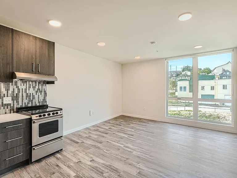 Welcome to AV Lofts! Beautiful views plus in-unit laundry! Up to 8 weeks free! — Photo 40